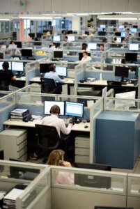 사무실 업무 하는 모습