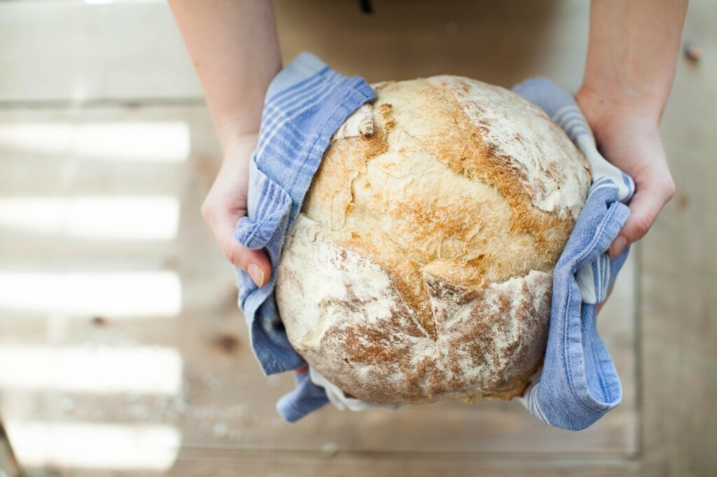 baking soda and white vinegar next to kitchen cloth