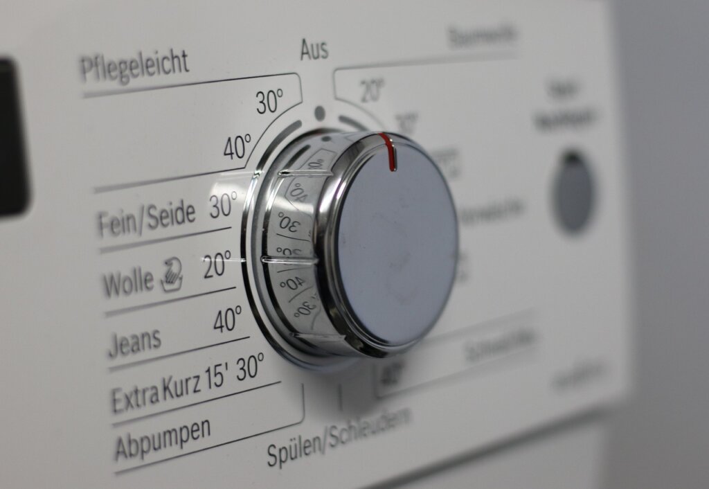 detaching electric blanket controller before washing